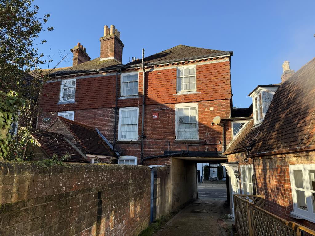 Lot: 88 - FREEHOLD COMMERCIAL PROPERTY ON HIGH STREET - Rear of property showing access under building